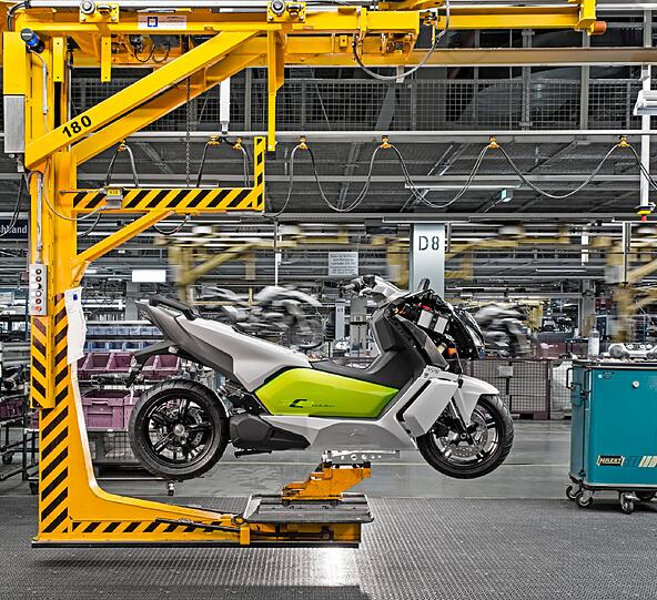 Der Elektroroller C evolution von BMW schafft an die 100 Kilometer am Stück.