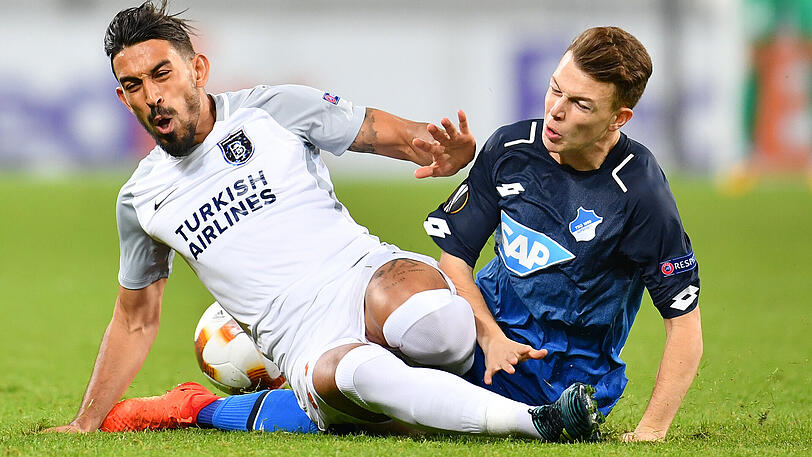 Der Hoffenheimer Dennis Geiger (rechts) und Istanbuls Irfan Kahveci kämpfen um den Ball.