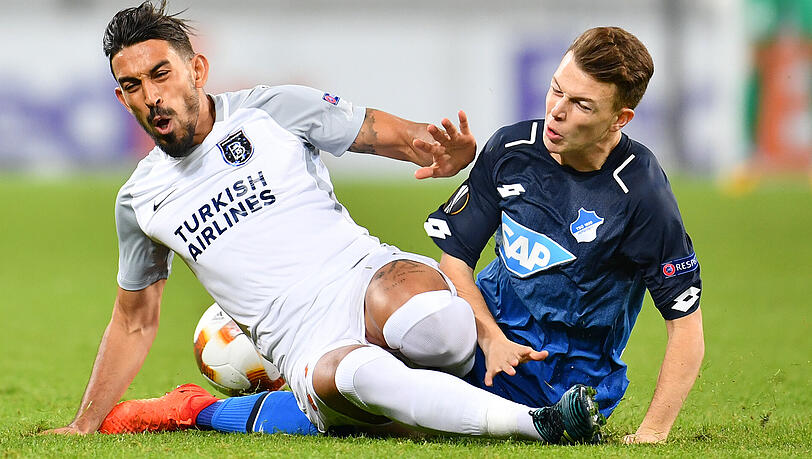Der Hoffenheimer Dennis Geiger (rechts) und Istanbuls Irfan Kahveci kämpfen um den Ball. Der Hoffenheimer Dennis Geiger (rechts) und Istanbuls Irfan Kahveci kämpfen um den Ball.
