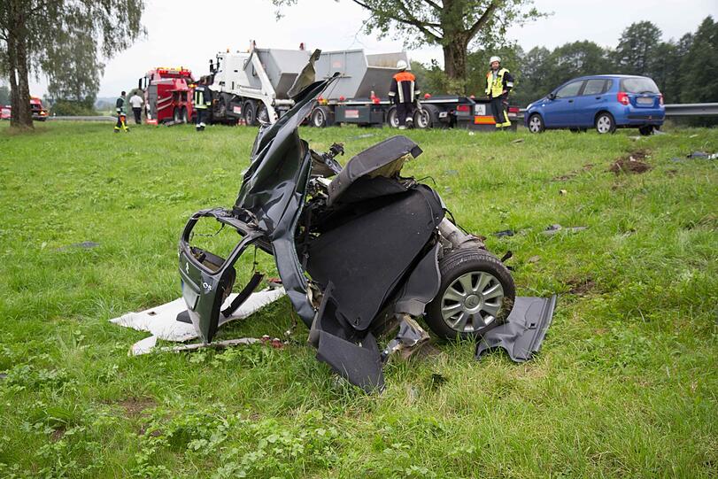 In Petting kam es am Montag zu einem schweren Unfall. Eine Frau wurde dabei tödlich verletzt, ihr Auto glich danach einem Wrack.