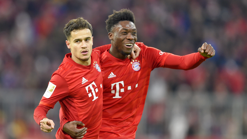 Philippe Coutinho (links) und Alphonso Davies jubeln gemeinsam