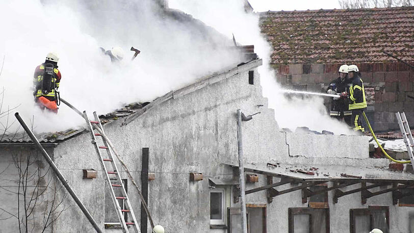 Die Bilder vom Feuerwehreinsatz in Pesenlern. Hier hatten es die Einsatzkräfte mit einem Großbrand auf einem Pferdehof zu tun.