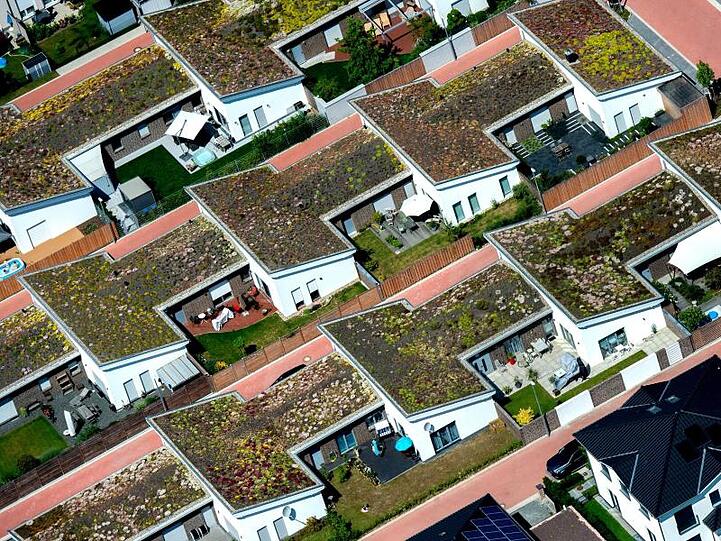 Reihenhäuser in Niedersachsen: Im Schnitt wechselten laut GEWOS Eigenheime zum Preis von 267.000 Euro den Besitzer, ein Plus von 7,5 Prozent.