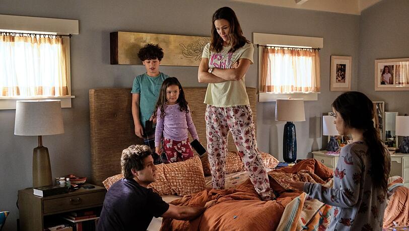 Papa (Édgar Ramírez) muss das Handy abgeben, denn es ist "Yes Day". Und Mutter (Jennifer Garner) findet das auch befreiend.
