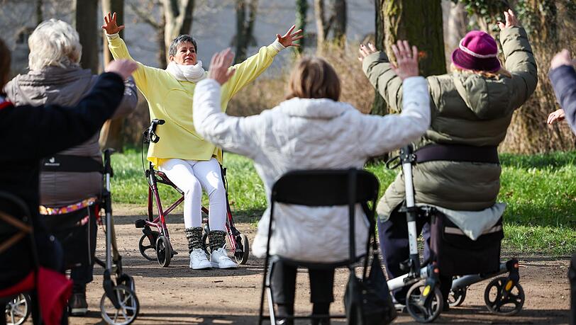 Seniorinnen - hier eine Yoga-Szene im Schlosspark K&ouml;then - vor allem in Ostdeutschland profitieren vielfach von der Grundrente. (Archivfoto)