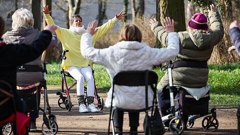 Seniorinnen - hier eine Yoga-Szene im Schlosspark K&ouml;then - vor allem in Ostdeutschland profitieren vielfach von der Grundrente. (Archivfoto)