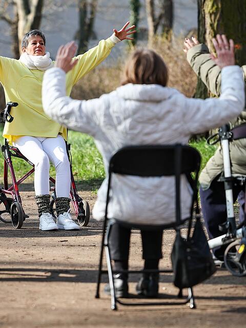 Seniorinnen - hier eine Yoga-Szene im Schlosspark K&ouml;then - vor allem in Ostdeutschland profitieren vielfach von der Grundrente. (Archivfoto)