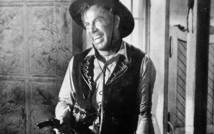 Die Fratze der Freiheit: Liberty Valance (Lee Marvin) gibt sich vor dem Showdown mit dem Anwalt Ransom Stoddard siegessicher. Doch er hat nicht mit einem unsichtbaren Dritten gerechnet. Die Fratze der Freiheit: Liberty Valance (Lee Marvin) gibt sich vor dem Showdown mit dem Anwalt Ransom Stoddard siegessicher. Doch er hat nicht mit einem unsichtbaren Dritten gerechnet.