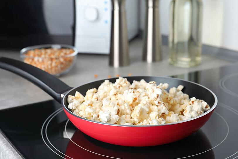 Popcorn hat nicht gerade einen guten Ruf. Nach dem Genuss kleben die Zähne und man weiß, dass man gerade Unmengen Zucker zu sich genommen hat. Das muss aber nicht sein, denn Popcorn lässt sich ganz einfach in der heimischen Pfanne herstellen. Den Zucker sollten Sie dabei natürlich weglassen und stattdessen mit Salz oder auch Knoblauch würzen. Popcorn hat nicht gerade einen guten Ruf. Nach dem Genuss kleben die Zähne und man weiß, dass man gerade Unmengen Zucker zu sich genommen hat. Das muss aber nicht sein, denn Popcorn lässt sich ganz einfach in der heimischen Pfanne herstellen. Den Zucker sollten Sie dabei natürlich weglassen und stattdessen mit Salz oder auch Knoblauch würzen.