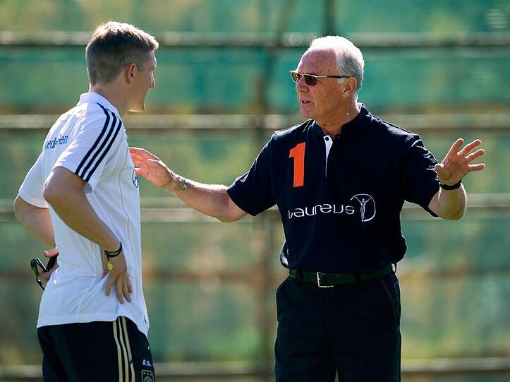 Bastian Schweinsteiger (links) in Südafrika mit seinem wohl prominentesten Fan, Franz Beckenbauer. Fotos: AP, imago, privat