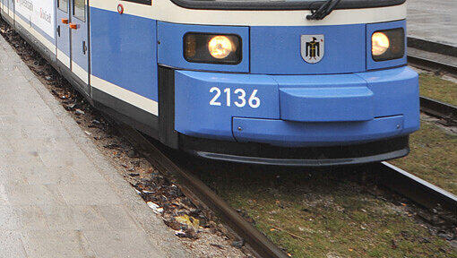 Wegen zwei unachtsamen Fußgängern musste die Tram 19 so stark abbremsen, dass ein Fahrgast im Innern stürzte und sich am Kopf verletzte.(Symbolbild) Wegen zwei unachtsamen Fußgängern musste die Tram 19 so stark abbremsen, dass ein Fahrgast im Innern stürzte und sich am Kopf verletzte.(Symbolbild)