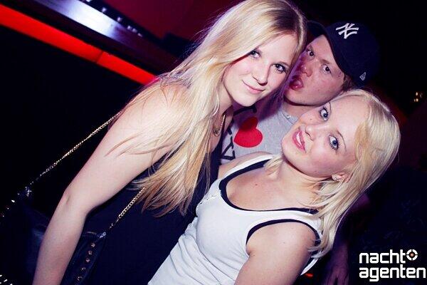 "Party, Eimer, Weiber und ne Bier mit Lorenz Büffel: Der freitag in der Naga. Mehr Bilder finden Sie unter: www.nachtagenten.de