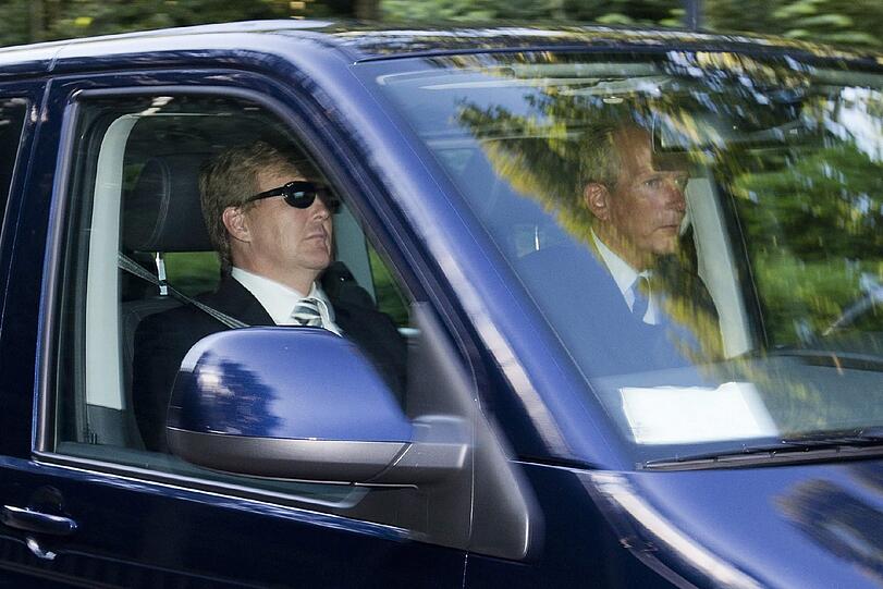 König Willem-Alexander und seine Mutter Beatrix vor dem Palast Huis ten Bosch in Den Haag.