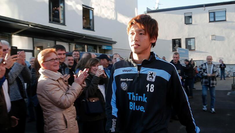 Die erste Trainingseinheit des japanischen Stürmers. Die erste Trainingseinheit des japanischen Stürmers.