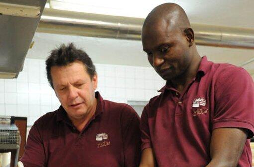 Bei der Arbeit: Moussa und sein Chef Ludwig Kloiber.