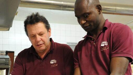 Bei der Arbeit: Moussa und sein Chef Ludwig Kloiber. Bei der Arbeit: Moussa und sein Chef Ludwig Kloiber.