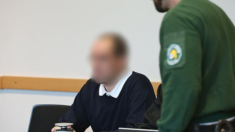 Das Augsburger Landgericht verurteilte den früheren Kinderarzt zu dreizehneinhalb Jahren Gefängnis mit anschließender Sicherungsverwahrung und sprach ein lebenslanges Berufsverbot aus. (Archivbild) Das Augsburger Landgericht verurteilte den früheren Kinderarzt zu dreizehneinhalb Jahren Gefängnis mit anschließender Sicherungsverwahrung und sprach ein lebenslanges Berufsverbot aus. (Archivbild)