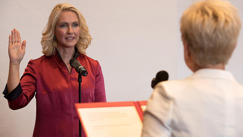 Manuela Schwesig (l) wurde von Landtagspräsidentin Sylvia Bretschneider (beide SPD) als neue Ministerpräsidentin vereidigt. Manuela Schwesig (l) wurde von Landtagspräsidentin Sylvia Bretschneider (beide SPD) als neue Ministerpräsidentin vereidigt.