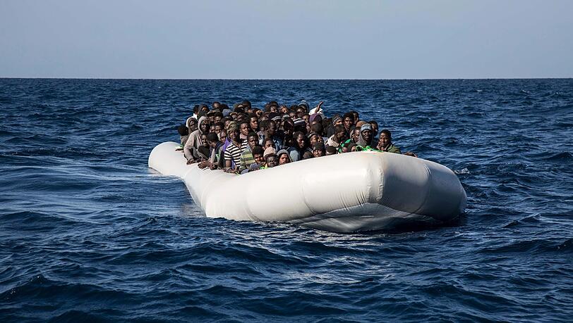 Flüchtlinge auf dem Mittelmeer, zusammengepfercht in einem Schlauchboot. (Archivbild)