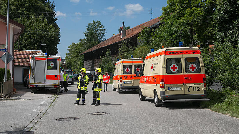 Weshalb der BMW auf die Gegenfahrbahn geriet, ist derzeit noch nicht klar. Die Bilder vom Unfallort in Taching.