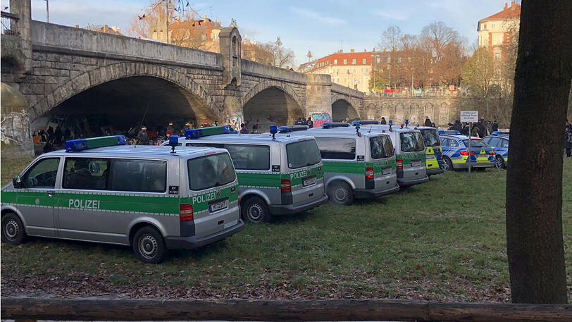 Polizeiwagen stehen während der Räumung an der Wittelsbacherbrücke.