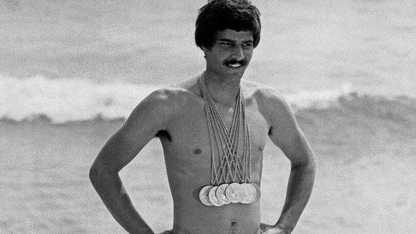 Die Badehose eng anliegend, sieben Goldmedaillen um seinen Hals baumelnd: Mark Spitz nach den Olympischen Spielen 1972.