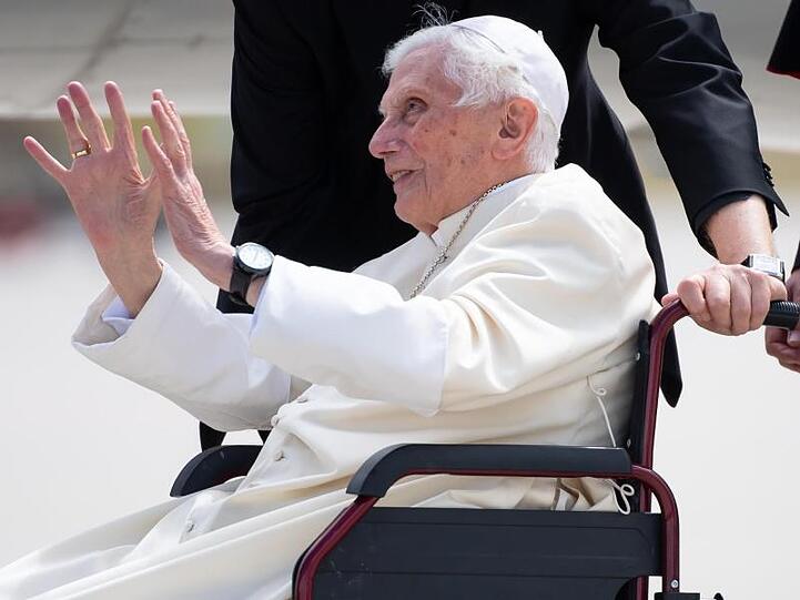 Der emeritierte Papst Benedikt XVI. winkt am Flughafen München. Foto: Sven Hoppe/dpa