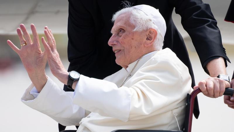 Der emeritierte Papst Benedikt XVI. winkt am Flughafen München. Foto: Sven Hoppe/dpa Der emeritierte Papst Benedikt XVI. winkt am Flughafen München. Foto: Sven Hoppe/dpa