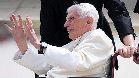 Der emeritierte Papst Benedikt XVI. winkt am Flughafen München. Foto: Sven Hoppe/dpa