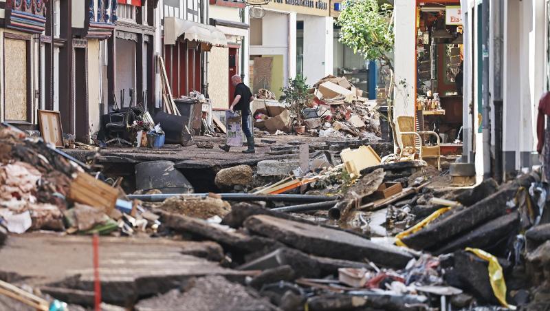 In Bad Münstereifel hat die über die Ufer getretene Erft erhebliche Schäden angerichtet.