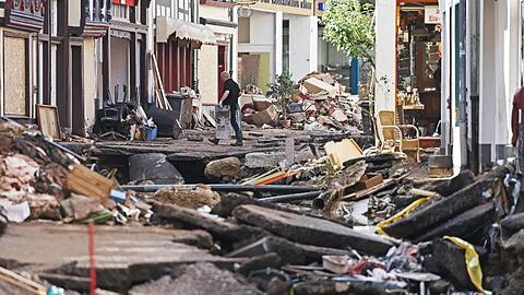In Bad Münstereifel hat die über die Ufer getretene Erft erhebliche Schäden angerichtet.