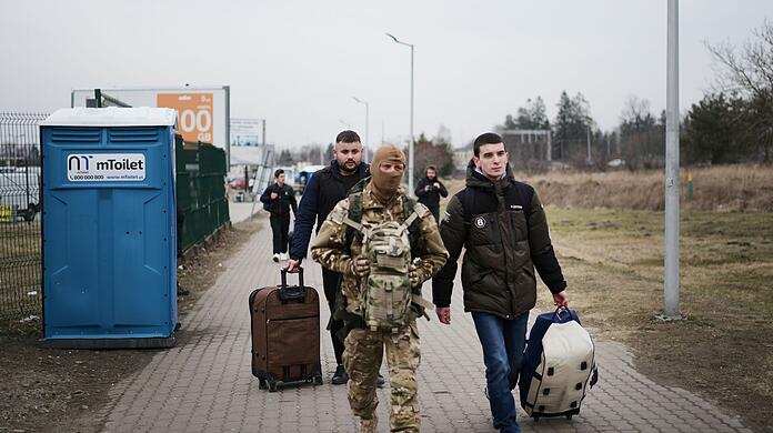 Der ukrainische Präsident Wolodymyr Selenskyj hatte eine Zahl von 16.000 ausländischen Kämpfern als Ziel ausgegeben - diese Marke soll bereits überschritten sein.