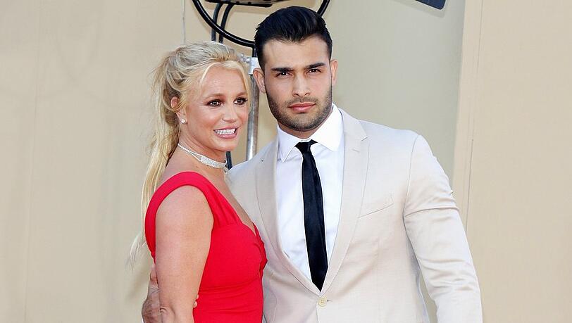 Britney Spears und Sam Asghari auf dem roten Teppich.