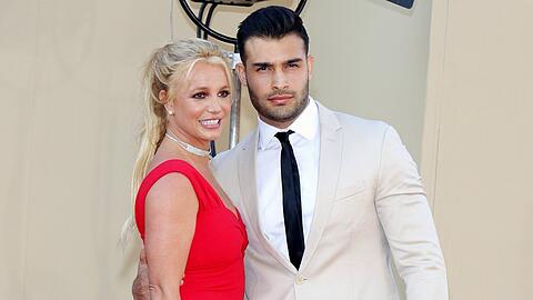 Britney Spears und Sam Asghari auf dem roten Teppich.