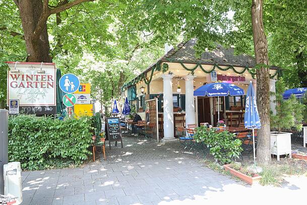 Der Wintergarten war mal das Milchhäusl vom Elisabethmarkt, dann gab's da Kaffee und Kuchen, heute ist es der urigste Biergarten in Schwabing. Der Wintergarten war mal das Milchhäusl vom Elisabethmarkt, dann gab's da Kaffee und Kuchen, heute ist es der urigste Biergarten in Schwabing.