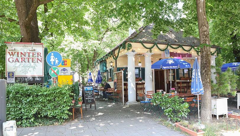 Der Wintergarten war mal das Milchhäusl vom Elisabethmarkt, dann gab's da Kaffee und Kuchen, heute ist es der urigste Biergarten in Schwabing. Der Wintergarten war mal das Milchhäusl vom Elisabethmarkt, dann gab's da Kaffee und Kuchen, heute ist es der urigste Biergarten in Schwabing.