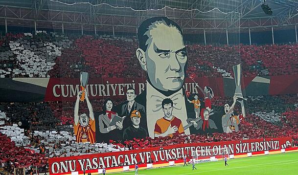 "Sowas haben selbst die gestandensten Bayern-Profis selten erlebt": das sagt Fatih Demireli über die Atmosphäre im Rams Stadion von Galatasaray. "Sowas haben selbst die gestandensten Bayern-Profis selten erlebt": das sagt Fatih Demireli über die Atmosphäre im Rams Stadion von Galatasaray.