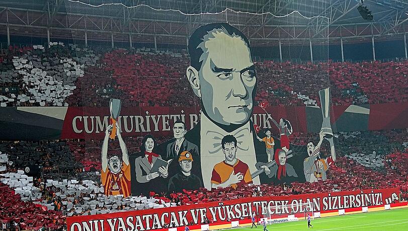 "Sowas haben selbst die gestandensten Bayern-Profis selten erlebt": das sagt Fatih Demireli über die Atmosphäre im Rams Stadion von Galatasaray. "Sowas haben selbst die gestandensten Bayern-Profis selten erlebt": das sagt Fatih Demireli über die Atmosphäre im Rams Stadion von Galatasaray.