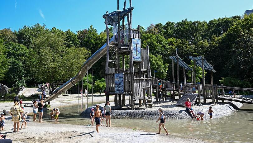Bei schönem Wetter herrscht hier reger Betrieb: rund um den Rutschenturm im Südosten des Westparks.