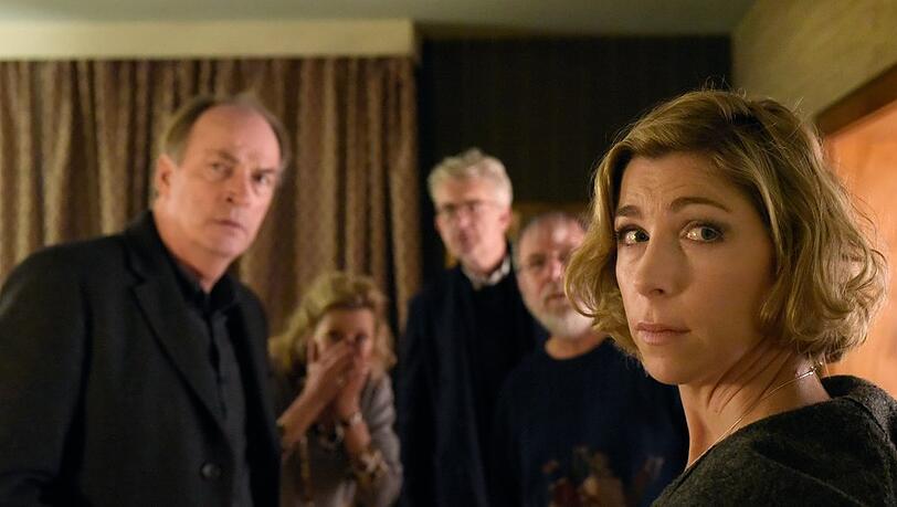 "Die Auferstehung": Als es an der Tür klingelt, erschrecken Fred (Herbert Knaup), Linda (Leslie Malton), Jakob (Dominic Raacke), Joschi (Joachim Król) und Franziska (Brigitte Zeh).