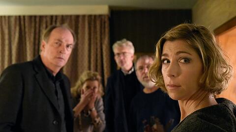 "Die Auferstehung": Als es an der Tür klingelt, erschrecken Fred (Herbert Knaup), Linda (Leslie Malton), Jakob (Dominic Raacke), Joschi (Joachim Król) und Franziska (Brigitte Zeh).