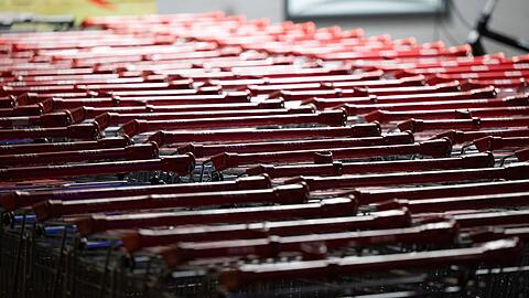 Der Hersteller von Einkaufswagen Wanzl will zwei seiner deutschen Werke schlie&szlig;en. (Symbolbild)