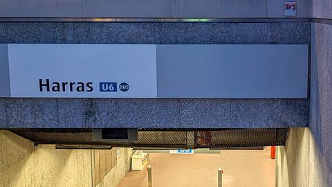 Der alkoholisierte Angreifer wurde wegen Körperverletzung und Beleidigung angezeigt, das Kommissariat 24 ermittelt. (Archivbild) Der alkoholisierte Angreifer wurde wegen Körperverletzung und Beleidigung angezeigt, das Kommissariat 24 ermittelt. (Archivbild)