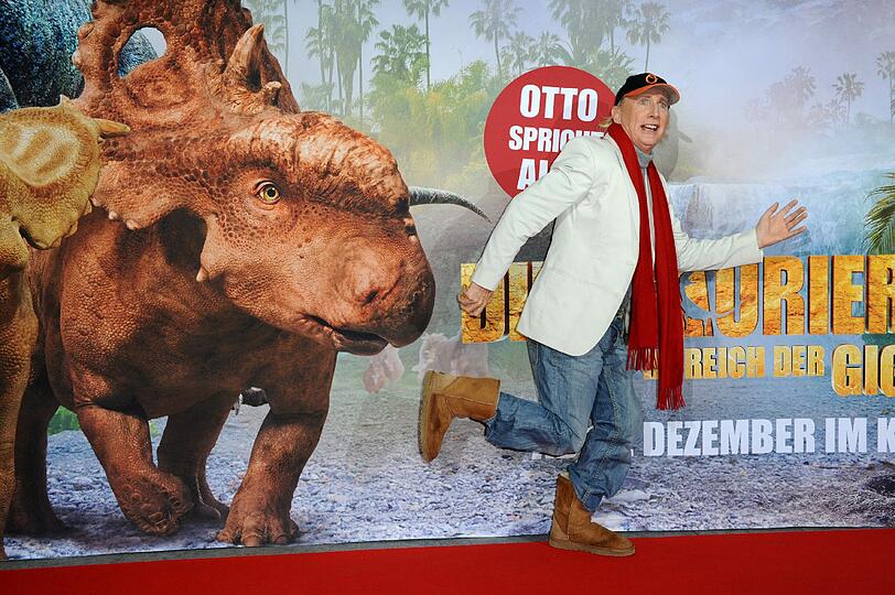 Otto Waalkes vor dem Filmplakat