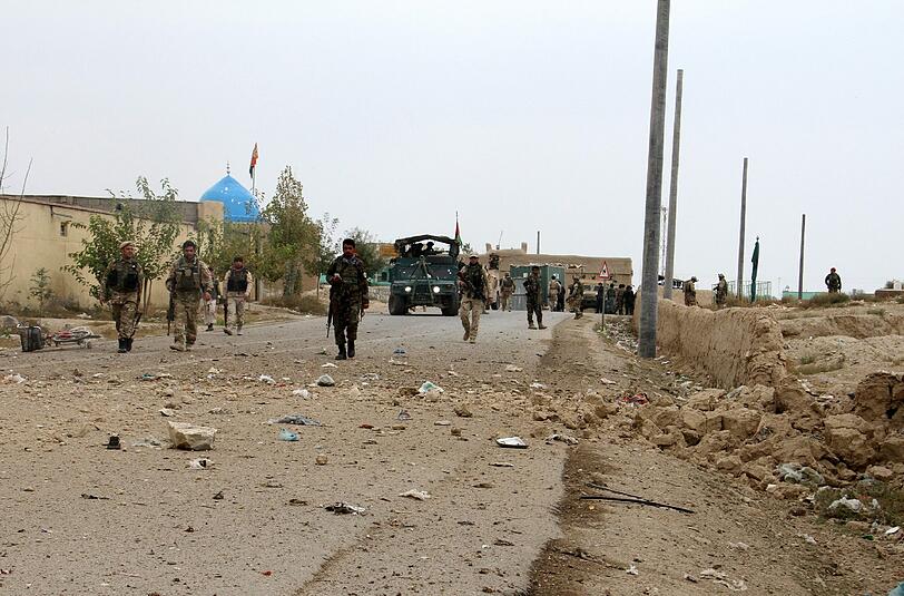 Sicherheitsbeamte patrouillieren in der afghanischen Stadt Ghazni.