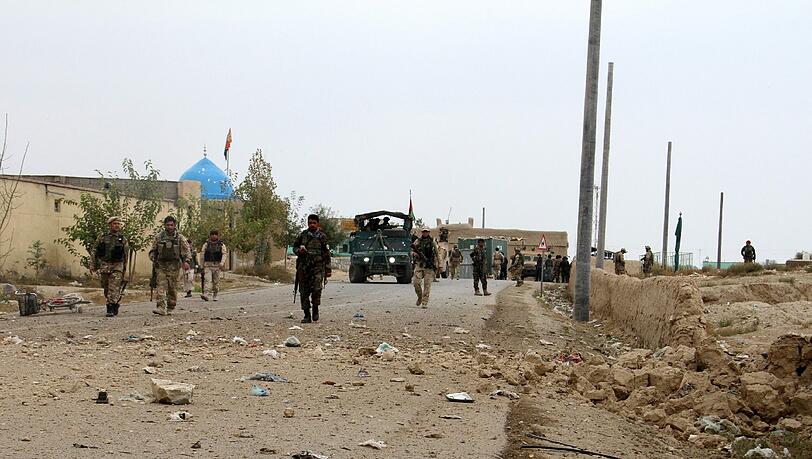 Sicherheitsbeamte patrouillieren in der afghanischen Stadt Ghazni. Sicherheitsbeamte patrouillieren in der afghanischen Stadt Ghazni.