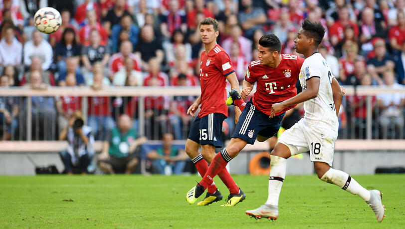 Bayerns James Rodríguez (m.) köpft zum 3:1-Endstand gegen Bayer 04 Leverkusen ein. Bayerns James Rodríguez (m.) köpft zum 3:1-Endstand gegen Bayer 04 Leverkusen ein.
