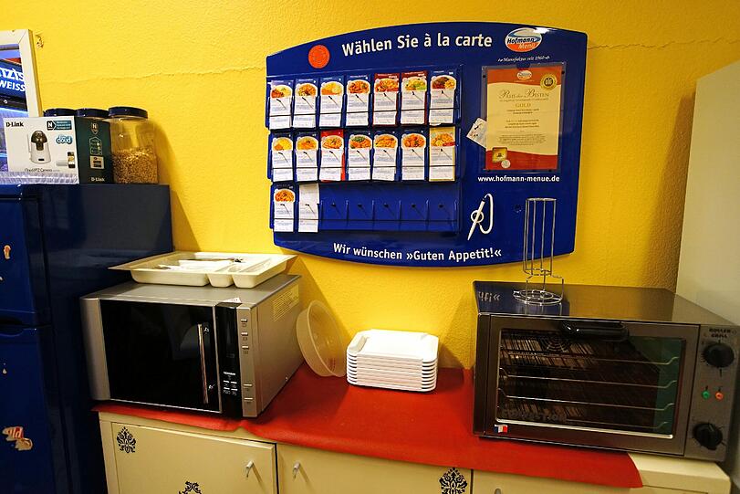 Wer was Warmes mag, kann Fertiggerichge bestellen. Zur Auswahl: Pommes, Rindsouladen oder Fischfilet.