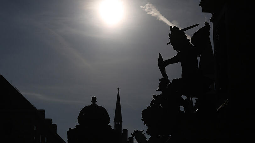 Bronzeputten im Gegenlicht.