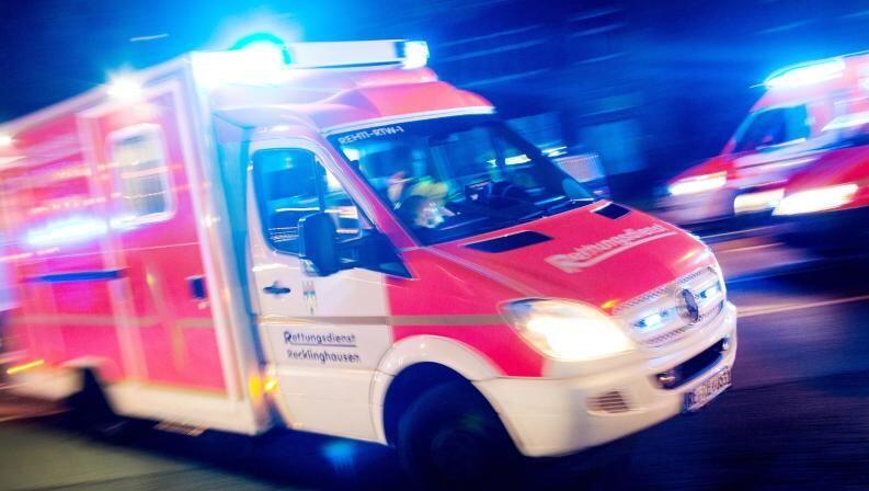 Ein Rettungswagen der Feuerwehr fährt mit Blaulicht durch eine Straße. Foto: Marcel Kusch/Archiv Ein Rettungswagen der Feuerwehr fährt mit Blaulicht durch eine Straße. Foto: Marcel Kusch/Archiv